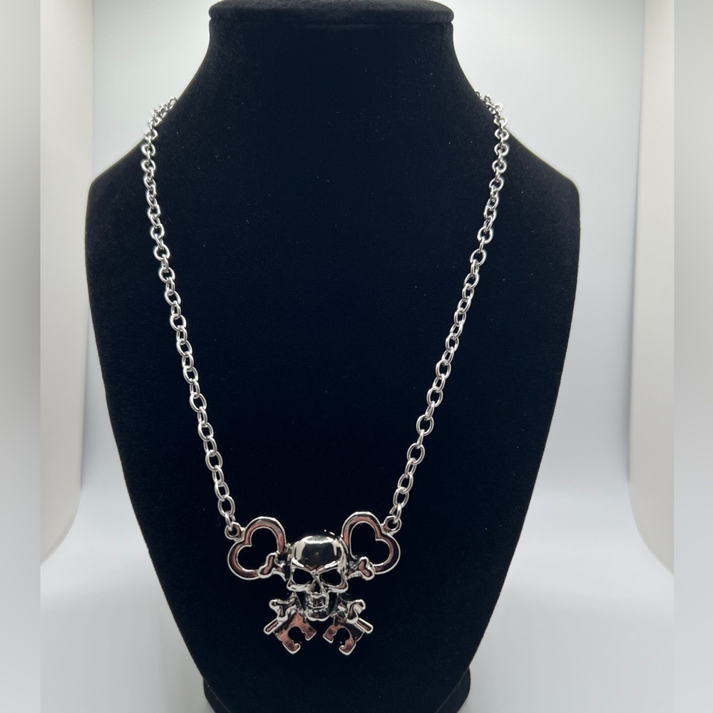 Rock Rebel Skull Key Necklace - Picture 2 of 11